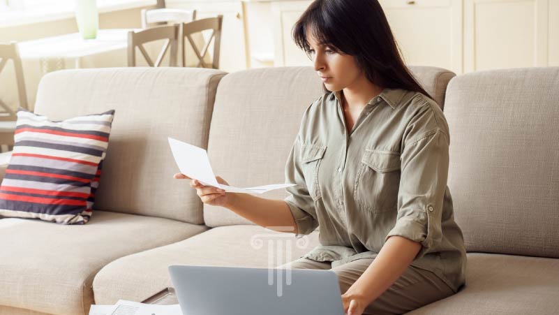 Woman deciding on new Financial Advisor in Tennessee.